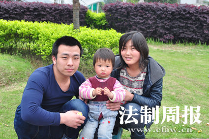 重獲自由后，張艷勝一家三口在一起