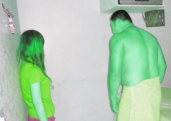 高雄黃姓男子(右)懷疑女友在“喇叭店”兼差，前往調(diào)查順便消費(fèi)時(shí)被警方逮個(gè)正著。(圖／東森新聞)