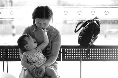 昨日，肯德基京廣中心店門口，姜女士提起跟養(yǎng)父母關(guān)系時落淚，懷中女兒笑著跟她玩。