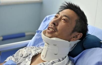 8月25日，交警周寶來躺在病床上。