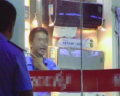 打劫男把玻璃片抵在脖子上，與民警對峙