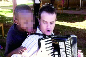 西蒙·伍德在教孩子唱歌，歡樂的歌聲掩蓋不住邪惡的目的。