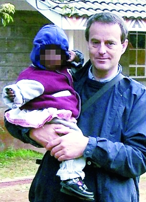 伍德與一名幼女的合影。