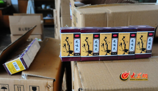 圖為民警現(xiàn)場(chǎng)被查獲的部分假藥。