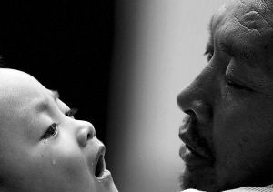 小憲揚(yáng)看著爺爺，眼角流下了淚水