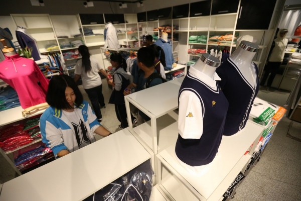 　9月12日，北京，十一學(xué)校在推出三大類、超過40款“最潮”校服，吸引學(xué)生搶購。