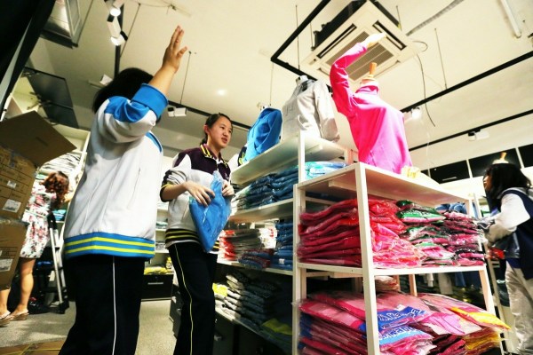 　9月12日，北京，十一學(xué)校在推出三大類、超過40款“最潮”校服，吸引學(xué)生搶購。