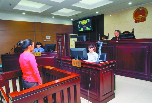    9月29日，萬州區(qū)人民法院，被告王桂娟（化名）在庭審現(xiàn)場(chǎng)。 重慶晨報(bào)記者 胡杰 實(shí)習(xí)生 黃敬坤 攝