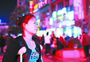 走在燈火闌珊的蘭州街頭，史女士迷茫無(wú)助。