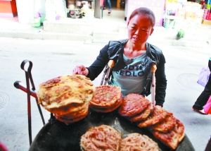 手頭拮據(jù)，每天只能吃一頓飯。