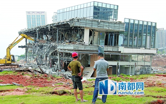 傾塌的售樓中心昨日拆除。南都記者 徐文閣 攝