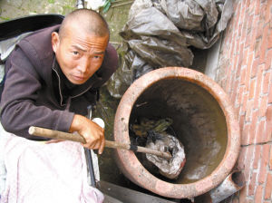 鄭艷良講述鋸?fù)冉?jīng)過(guò)。本報(bào)記者 汪洋 攝