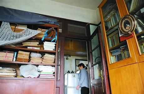 老人生活簡樸，平時(shí)有保姆照顧