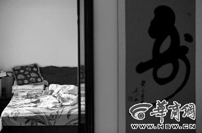 昨日，徐萬發(fā)躺在自家床上，鼻子插著氧氣管 記者張杰攝