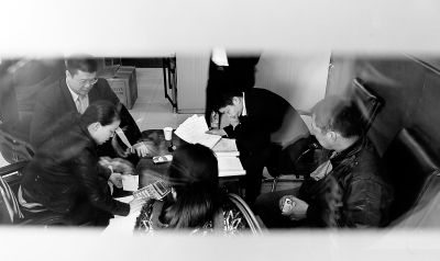 今天上午，喜隆多接待處內(nèi)，市場管理方與商戶核對租金和抵押金數(shù)目