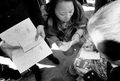 喜隆多商場接待處外面，受損商戶正拿手機(jī)計(jì)算自己能退多少錢