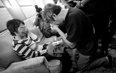 李春平跪在劉洪魁母親跟前送上捐款。談及烈士，兩人相對而泣