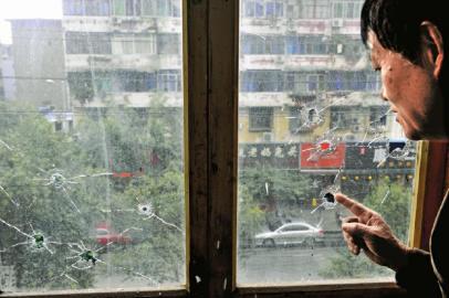 10月17日，朱先生家窗戶被擊穿。