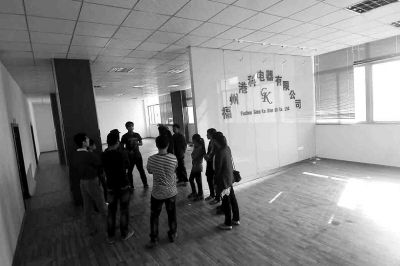 曾經(jīng)看似正規(guī)且豪華的公司，如今空空如也，只剩進(jìn)門處的公司名稱還赫然在目