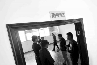  副經(jīng)理室裝修得相當(dāng)豪華，稱得上“土豪”級(jí)別