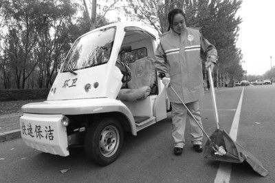 比賽之前張起超在多功能清潔車前練習(xí)動(dòng)作。