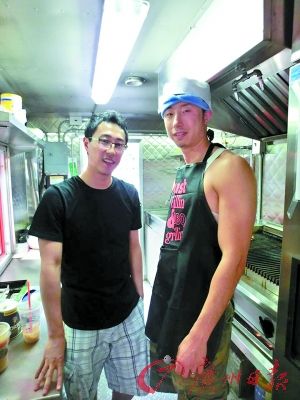 劉曉（左）和彭一在餐車內(nèi)。（受訪者提供）