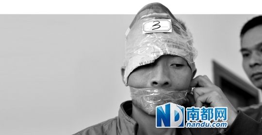 為了防止犯罪嫌疑人串供，民警用膠帶將犯罪嫌疑人的嘴封住。