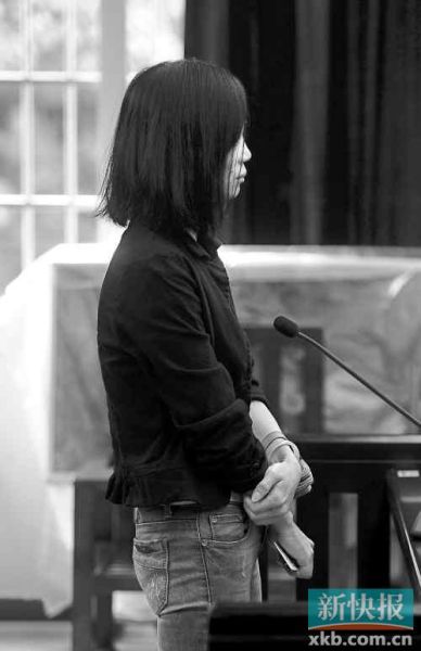 昨日，何敏在庭上抿著嘴不停抹眼淚。新快報(bào)記者孫毅/攝