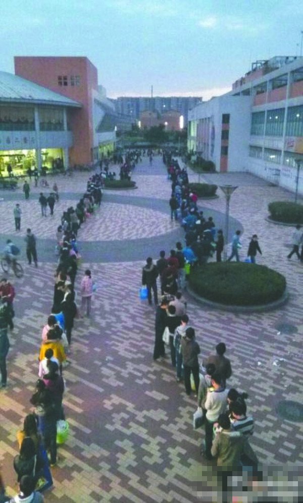 24日傍晚，川大江安校區(qū)浴室前排隊“盛況”