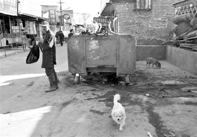 昨日，村民在通州區(qū)馬駒橋的這個垃圾箱旁，發(fā)現(xiàn)一被棄男嬰，急救人員趕到后確認男嬰已死亡。新京報記者 黃月 攝