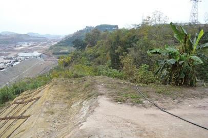 劉某被拋下地方6米處，是一處10多米深的懸崖。