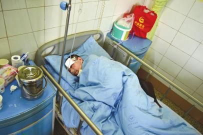 被拋棄荒野的傷者劉某在接受治療。