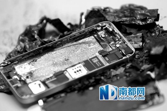 于先生的新iPhone5S手機(jī)直接“爆”廢。 南都記者劉有志攝