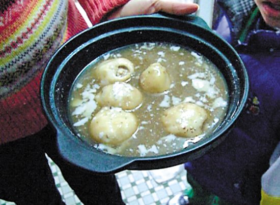 由于放置時間過久，鍋里的湯圓已經非常大，湯圓皮上浮現(xiàn)很多白色物質。