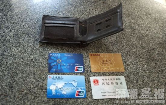 12月24日，長(zhǎng)沙雨花區(qū)美聯(lián)天驕城，當(dāng)事人范先生展示小偷寄回的錢(qián)包、身份證和銀行卡。