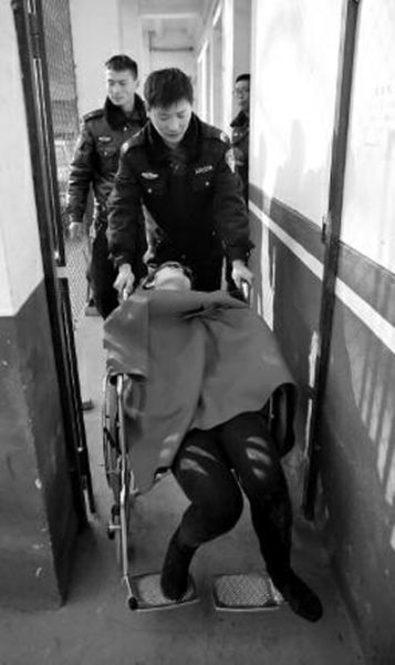 昨日，派出所民警帶女駕駛員賈某去醫(yī)院做檢查 記者 陳團(tuán)結(jié) 攝