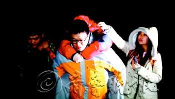 　途中女隊友小妮突發(fā)高燒，男隊員輪流背了她三個小時，直到網友開車來接