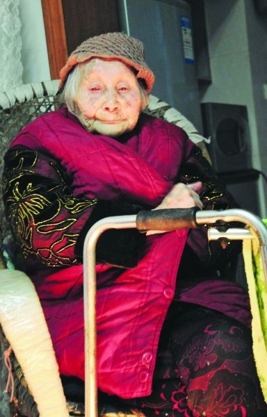 正在取暖的熊婆婆。見習記者 楊榮峰 攝