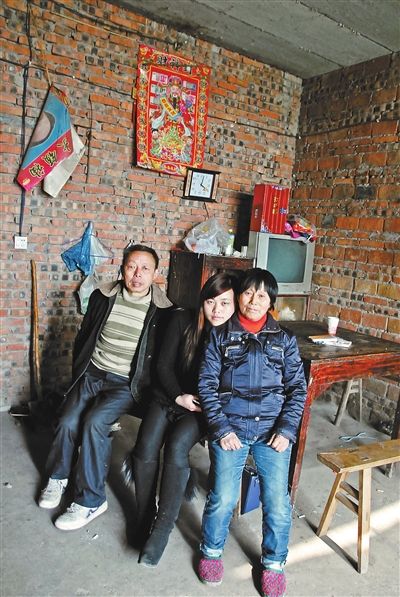 超生女謝先梅(中)、養(yǎng)父謝運才（左）、謝運才的嫂子唐富秀