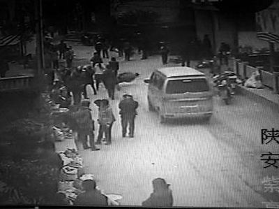 監(jiān)控錄像顯示，劉某側(cè)身行走時(shí)不慎跌倒，王某途經(jīng)此處時(shí)將其扶起（圖中畫(huà)圈處） 通訊員 何春地 攝