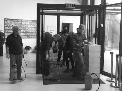 相關(guān)人員正在對園區(qū)消毒。讀者供圖