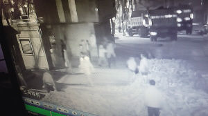 擋道3小時，司機路人“望磚興嘆”