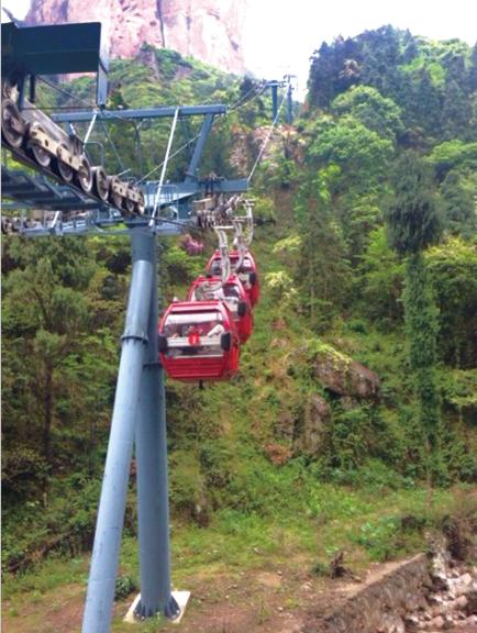 當(dāng)時(shí)還有3個(gè)轎廂懸在半空中。溫先生供圖