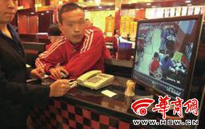 昨日，李女士展示從火鍋店抱回的火鍋，內(nèi)有濕巾