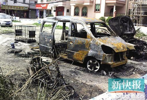 涉事面包車燒剩鐵殼。