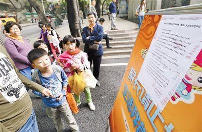 昨日，中華路小學(xué)貼出告示，提醒家長不要相信傳言。