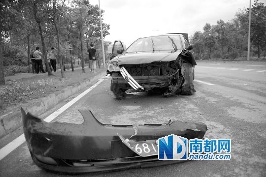 男子搶的比亞迪轎車車頭損毀嚴重。