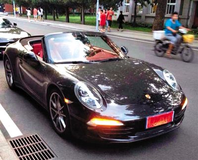 近日，一組“北體大畢業(yè)典禮豪車云集堪比車展”組圖在網(wǎng)絡(luò)爆紅。網(wǎng)絡(luò)截圖