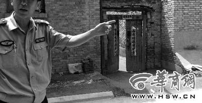 昨日，西安市閻良區(qū)譚家村，警方在孫某家調(diào)查 記者 黃利健 攝