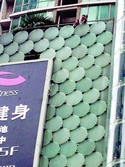 環(huán)亞廣場(chǎng)5樓露臺(tái)上，有一男子揚(yáng)言跳樓。